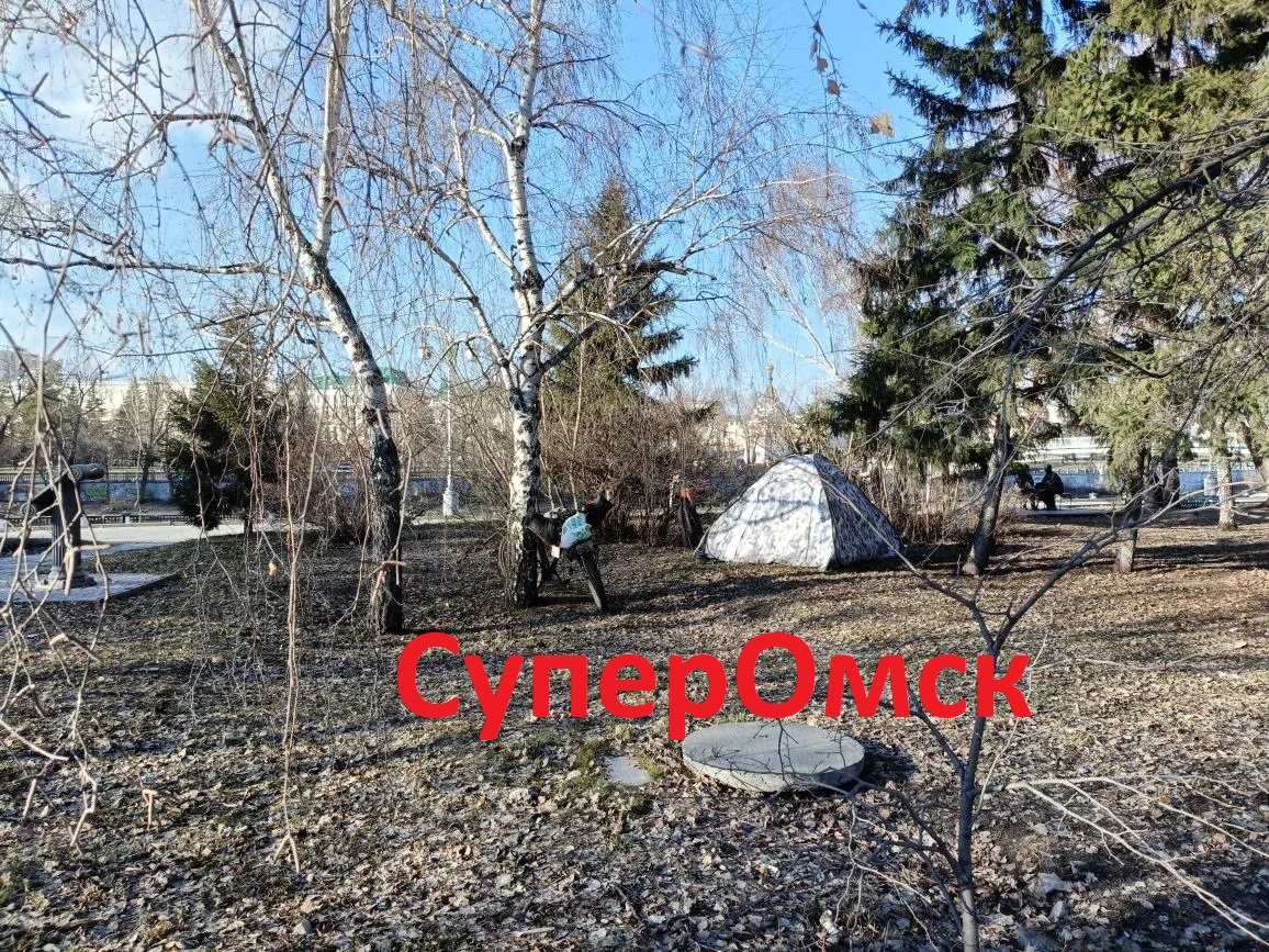 В центре Омска неизвестный посреди сквера на царском месте устроил жилье В центре Омска неизвестный посреди сквера на царском месте устроил жилье