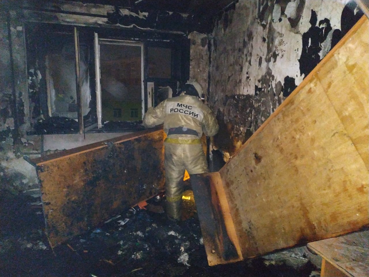 В Омске из-за пожара в общежитии ночью на улице оказались 230 человек В Омске из-за пожара в общежитии ночью на улице оказались 230 человек