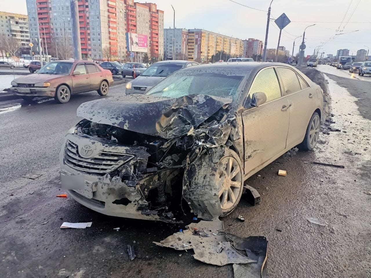 У «Арены» в Омске автомобили жестко разбились в массовом ДТП с полной пассажиров маршруткой, есть пострадавшие