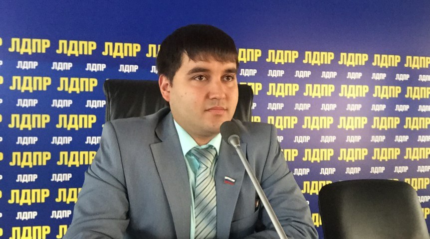 Омич в трусах украл у агитаторов ЛДПР сумку с газетами и полез к полицейскому с фигой