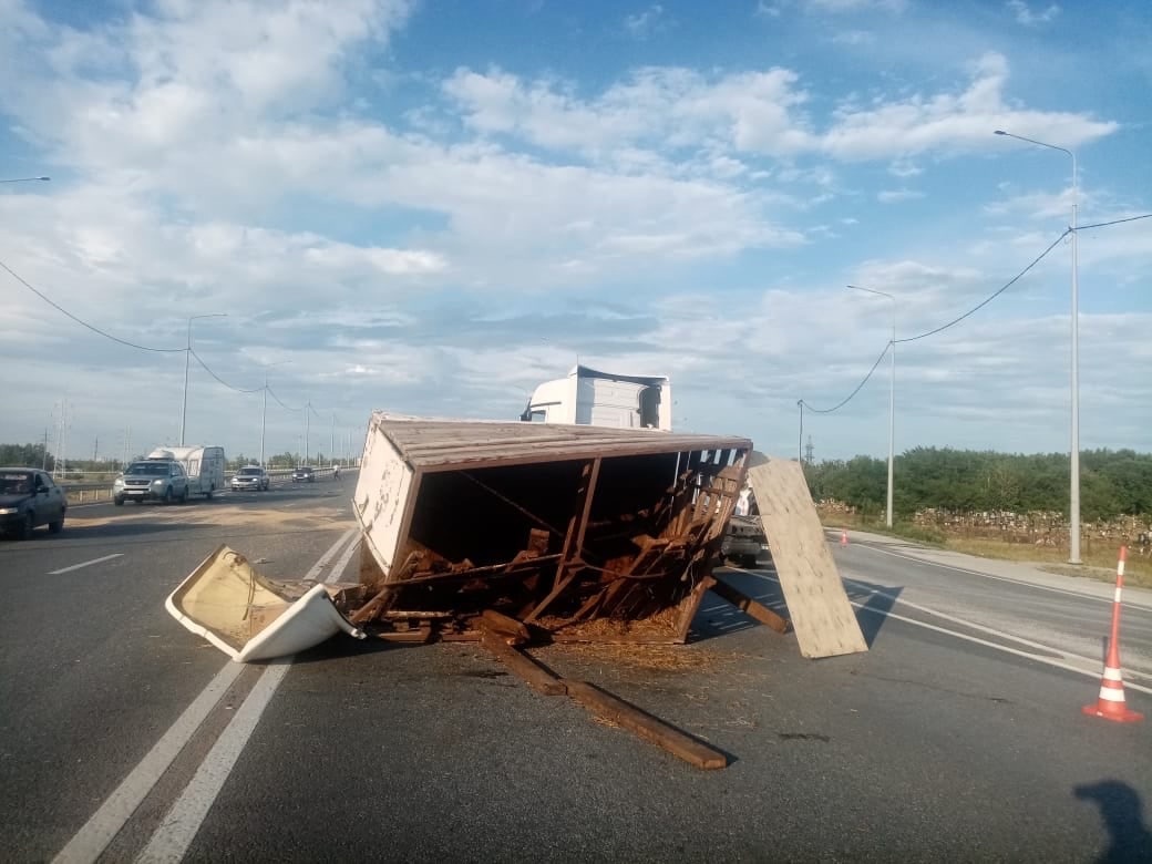 Под Омском скотовоз попал в лобовое ДТП Под Омском скотовоз попал в лобовое ДТП
