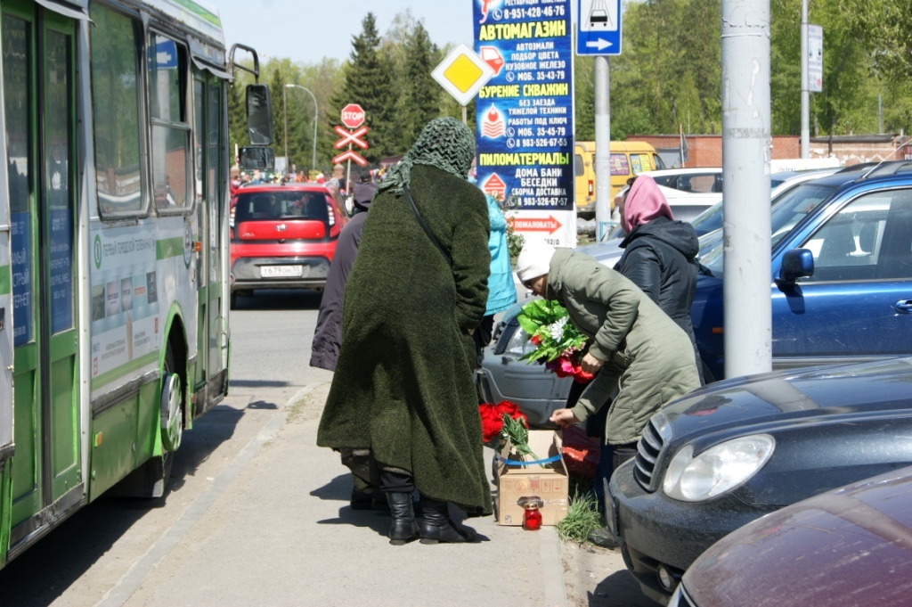 Омичи провели День поминовения на городских кладбищах – фоторепортаж Омичи провели День поминовения на городских кладбищах – фоторепортаж