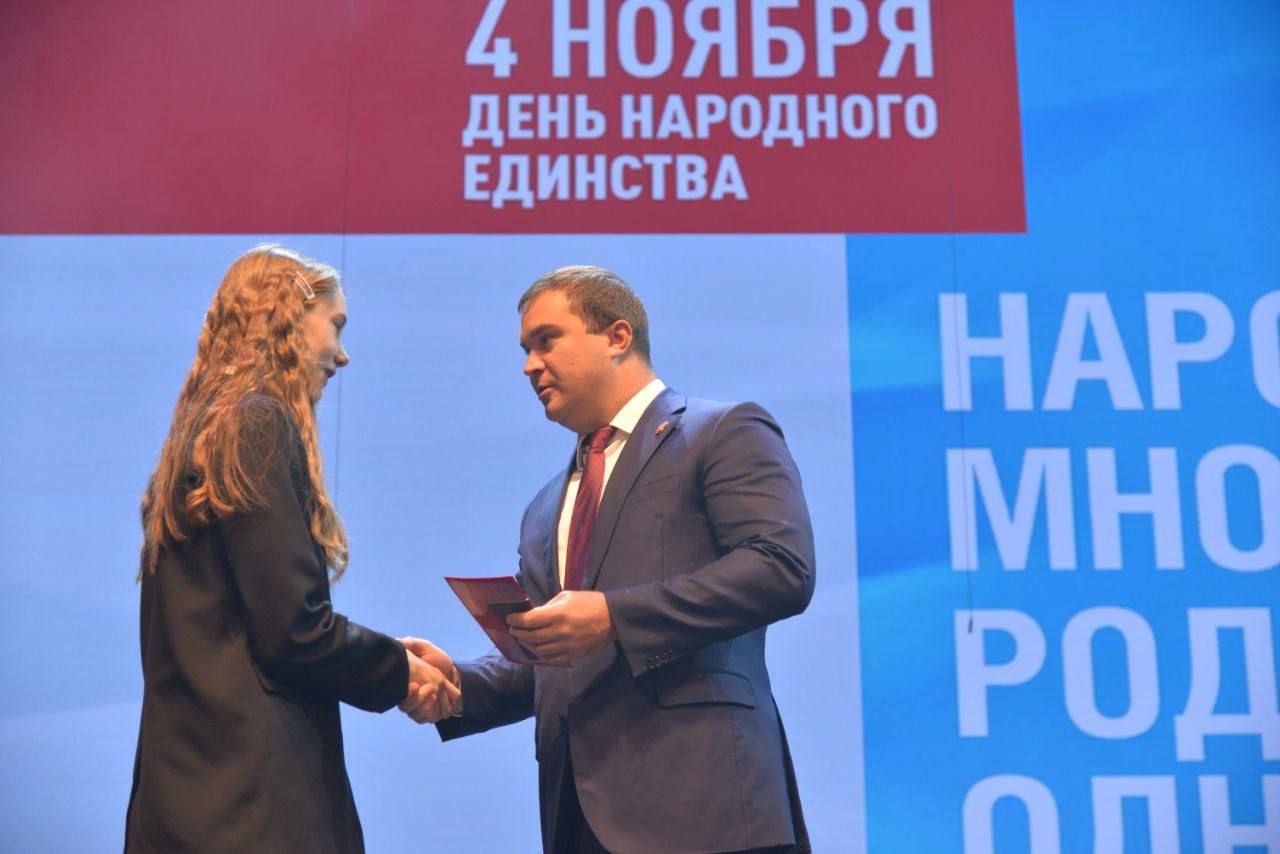 Губернатор Хоценко вручил паспорта юным активистам из Омска и районов области