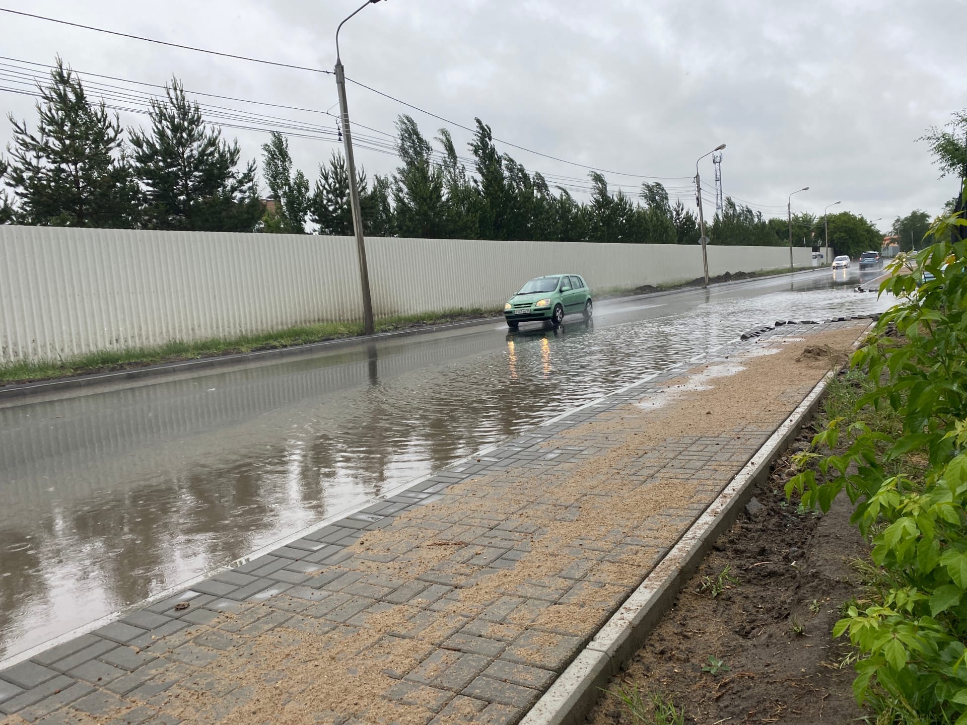 После первого же дождя дорога в центре Омска стала озером После первого же дождя дорога в центре Омска стала озером
