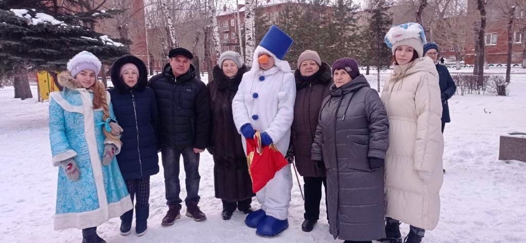 Юрий Козловский совместно с КТОСами Октябрьского округа подарил новогоднее настроение омичам Юрий Козловский совместно с КТОСами Октябрьского округа подарил новогоднее настроение омичам