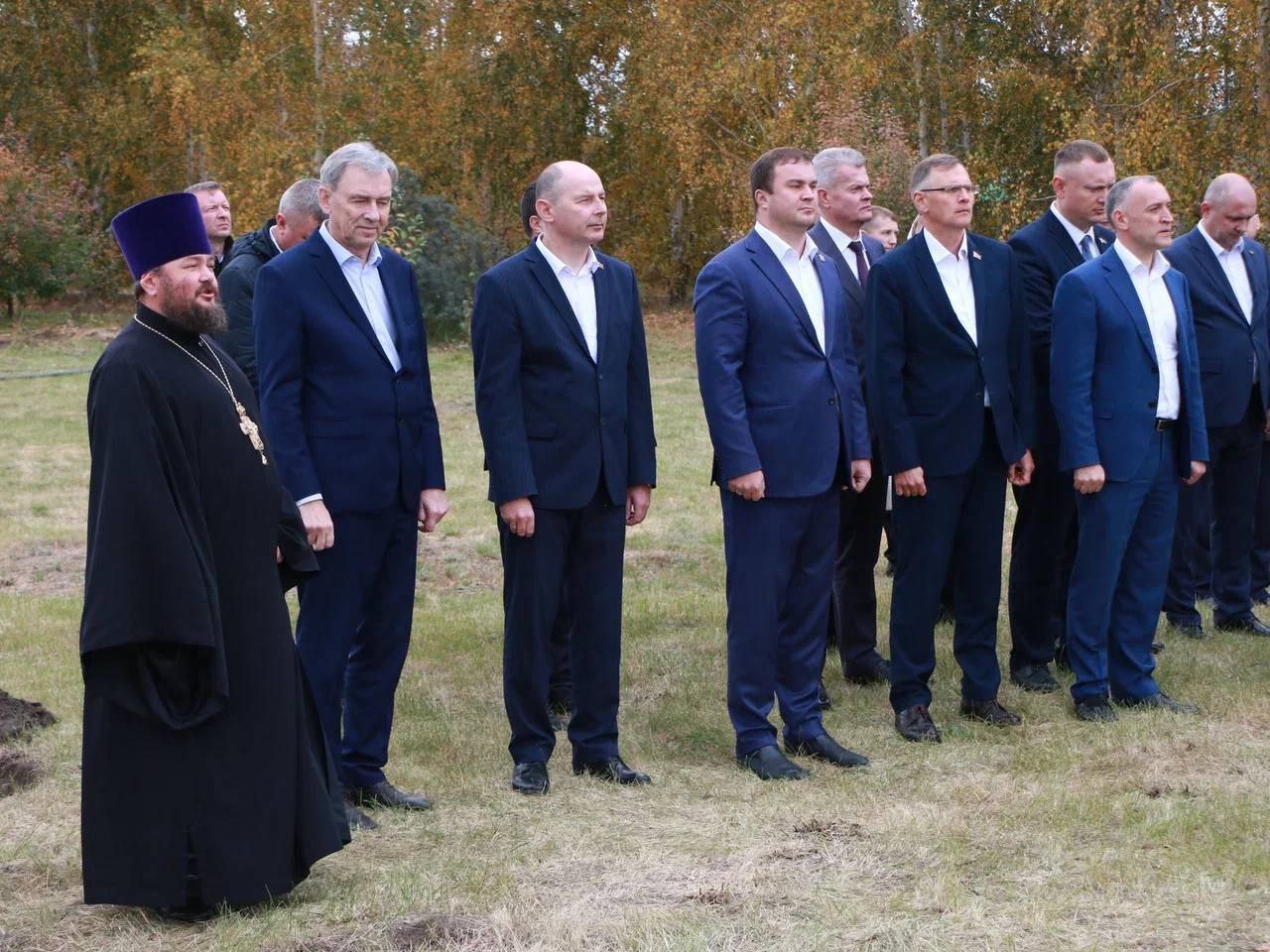 Хоценко поучаствовал в высадке саженцев в саду дружбы Омской и Минской областей Хоценко поучаствовал в высадке саженцев в саду дружбы Омской и Минской областей