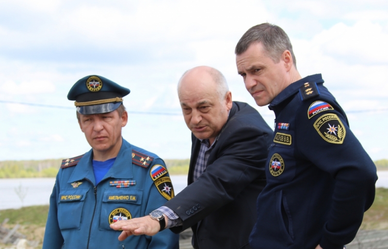 Замглавы МЧС России Аксенов с высоты оценил паводок в Омской области Замглавы МЧС России Аксенов с высоты оценил паводок в Омской области