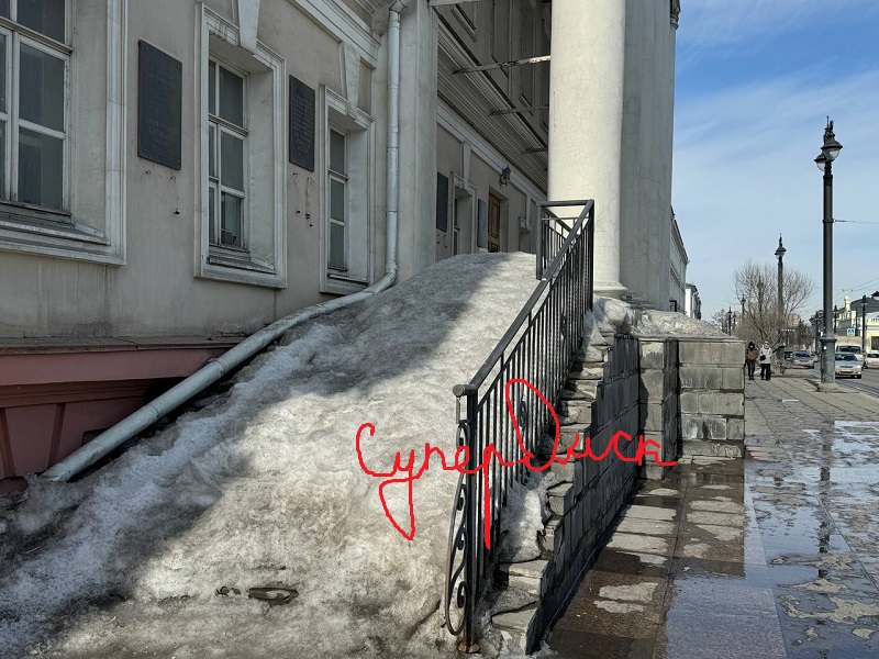 Омские казаки призывают очистить вход в здание старого кадетского корпуса Омские казаки призывают очистить вход в здание старого кадетского корпуса