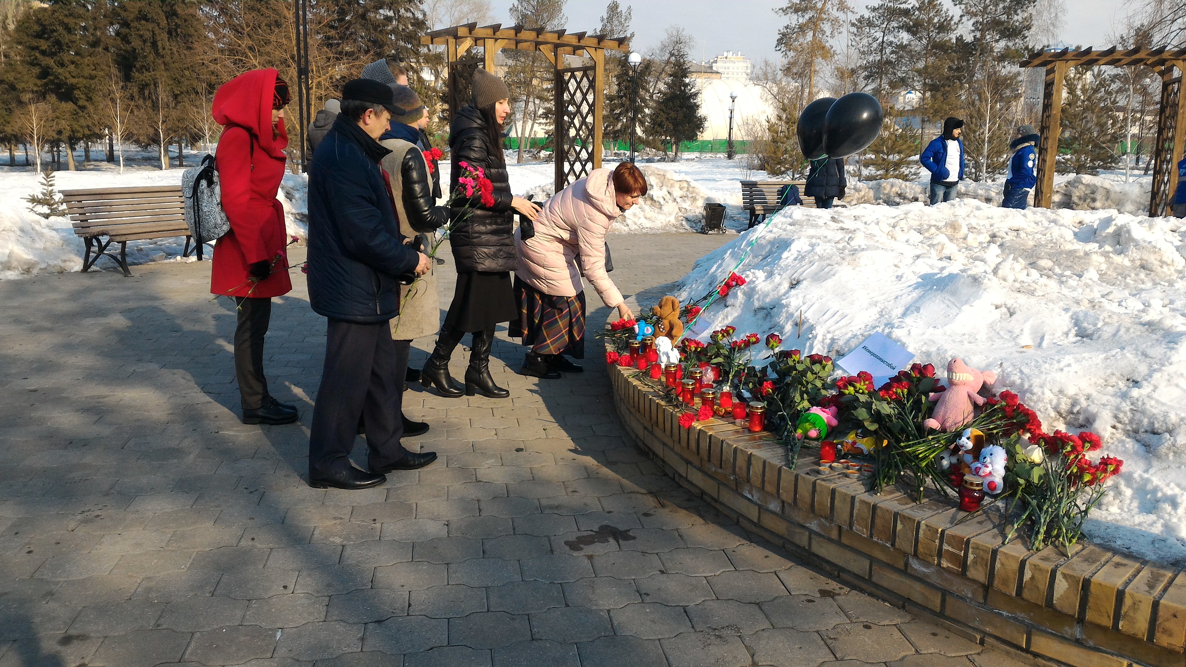 Мемориал в память погибших в Кемерово Мемориал в память погибших в Кемерово