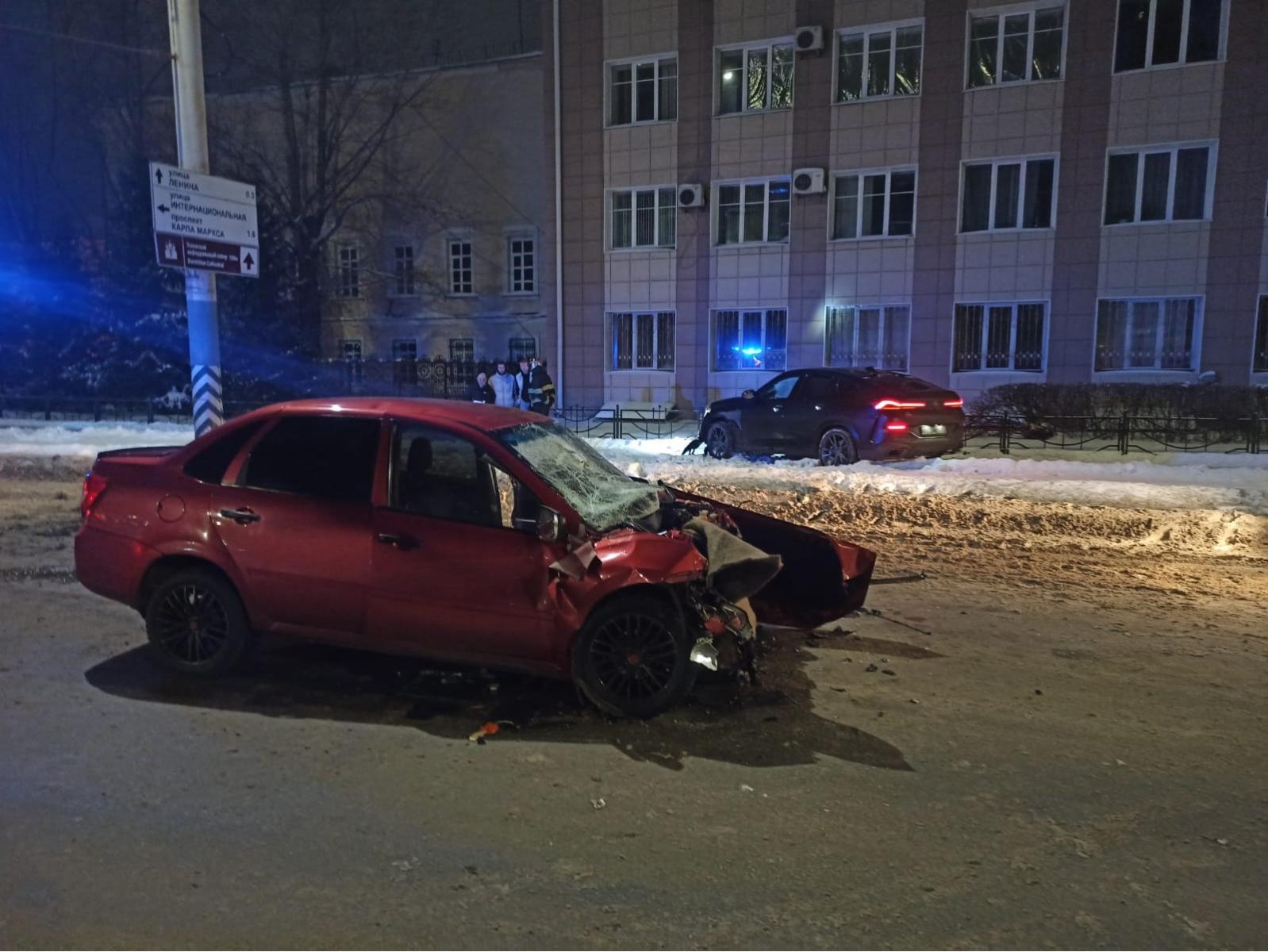 В Омске заподозренный в пьянстве водитель дорогой машины влетел в авто на «встречке»