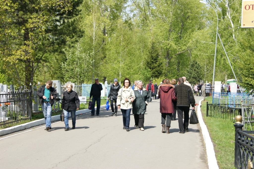 Омичи провели День поминовения на городских кладбищах – фоторепортаж Омичи провели День поминовения на городских кладбищах – фоторепортаж