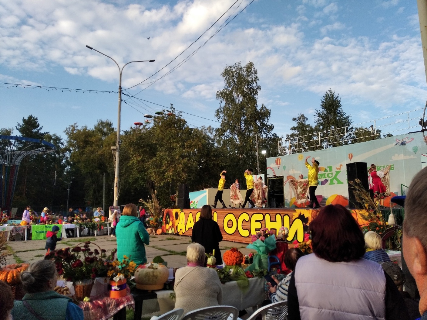 Зампредседателя Омского горсовета Светлана Студеникина организовала грандиозный праздник для садоводов и огородников Зампредседателя Омского горсовета Светлана Студеникина организовала грандиозный праздник для садоводов и огородников