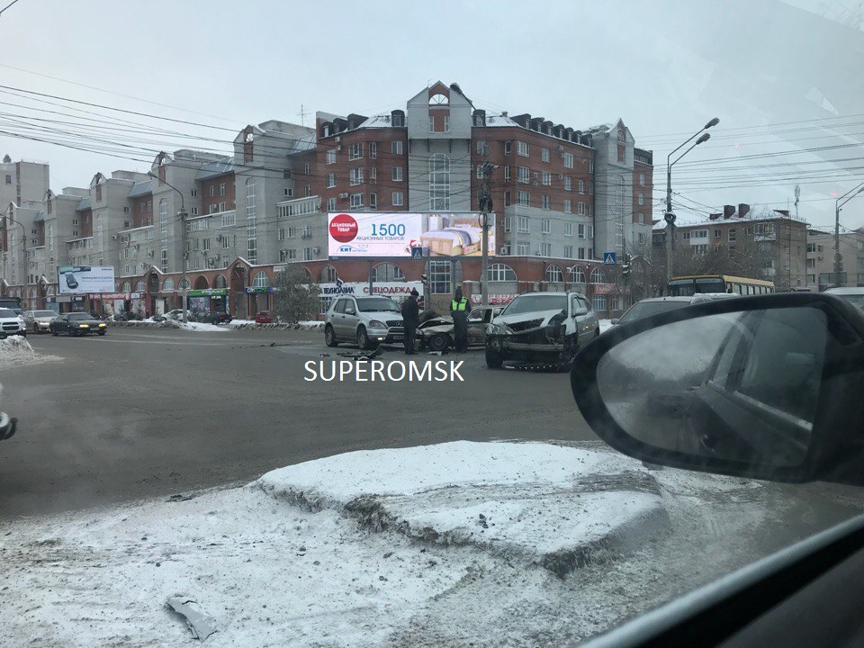 В центре Омска из-за столкновения трех машин образовалась плотная пробка – ФОТО В центре Омска из-за столкновения трех машин образовалась плотная пробка – ФОТО