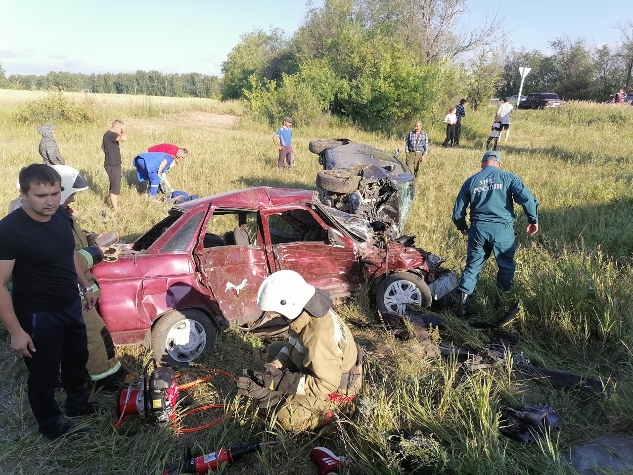 Появились фото жесткой смертельной аварии в Омской области, в которой раздавило и отбросило машины Появились фото жесткой смертельной аварии в Омской области, в которой раздавило и отбросило машины