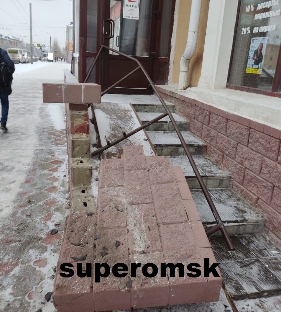 В Омске водитель иномарки протаранил кафе В Омске водитель иномарки протаранил кафе