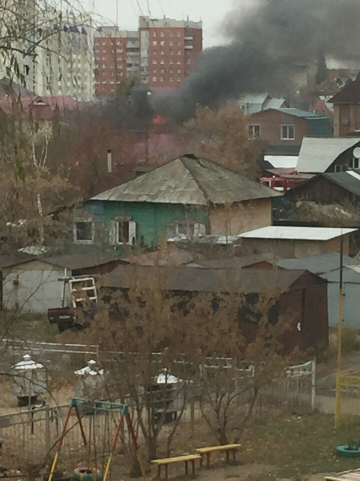 В Омске полыхает частный сектор В Омске полыхает частный сектор