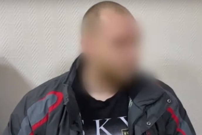 В Омске парочка влюбленных, подозреваемых в сбыте фальшивых денег, нежно обнялись в отделе полиции В Омске парочка влюбленных, подозреваемых в сбыте фальшивых денег, нежно обнялись в отделе полиции