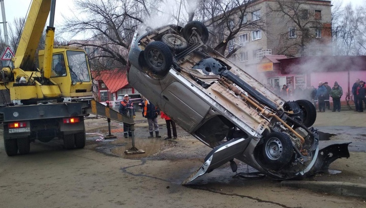 Водитель и пассажир «Лады» сварились заживо, провалившись в яму с кипятком Водитель и пассажир «Лады» сварились заживо, провалившись в яму с кипятком