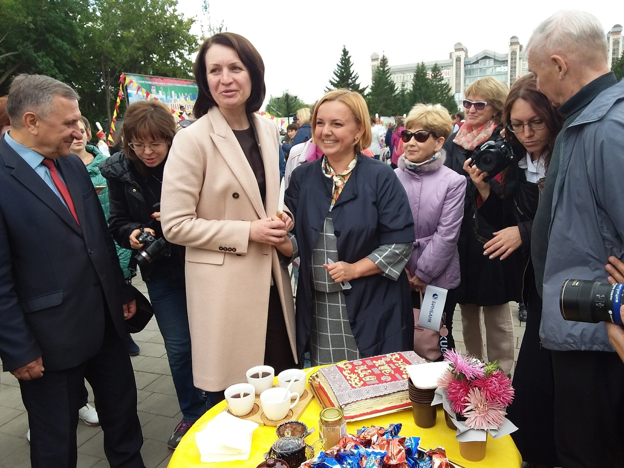 На открытии бульвара Мартынова в Омске Фадину и Фролова накормили тортом