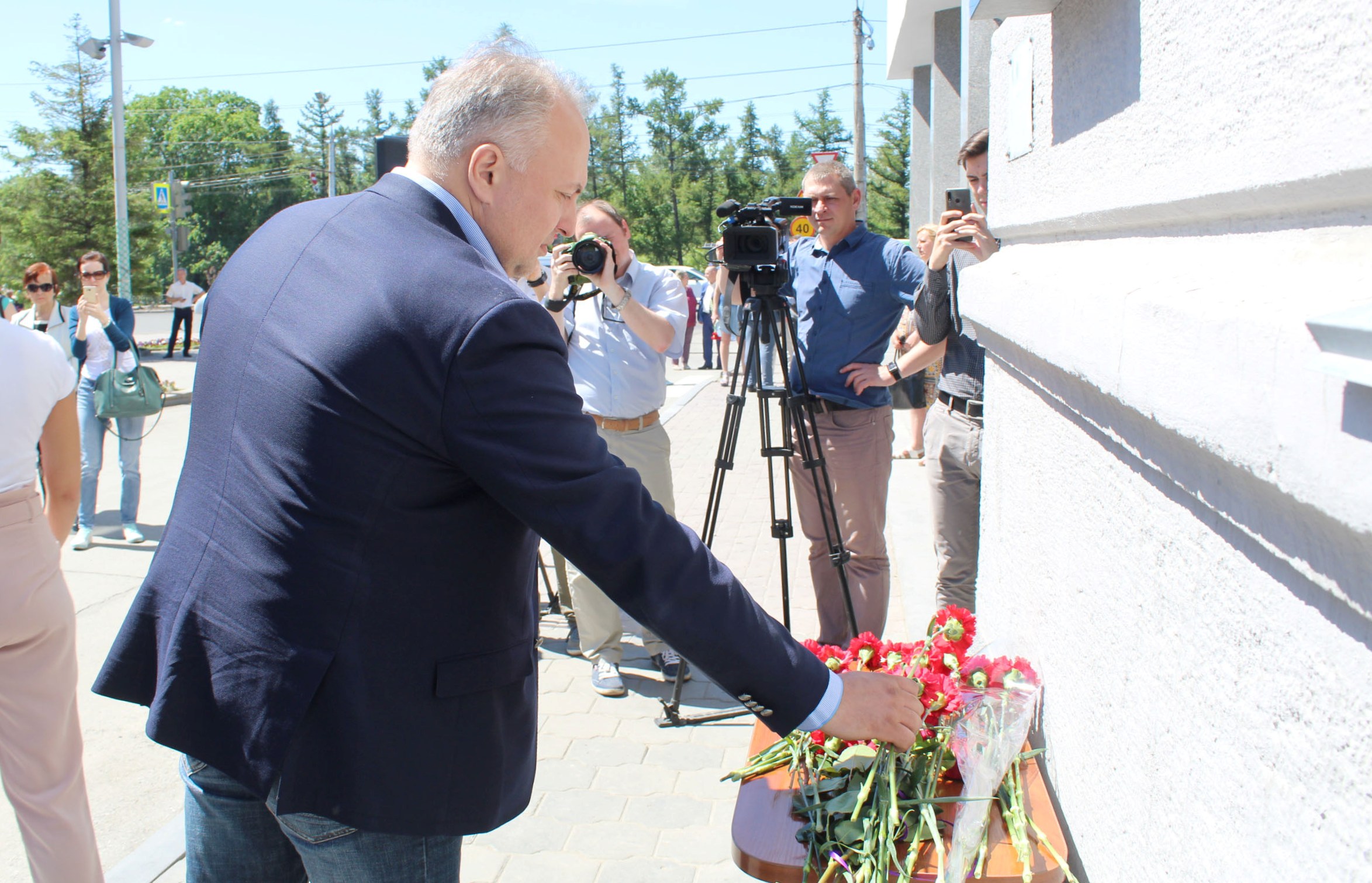 Омские депутаты открыли мемориальную доску на месте дома генерала Карбышева Омские депутаты открыли мемориальную доску на месте дома генерала Карбышева