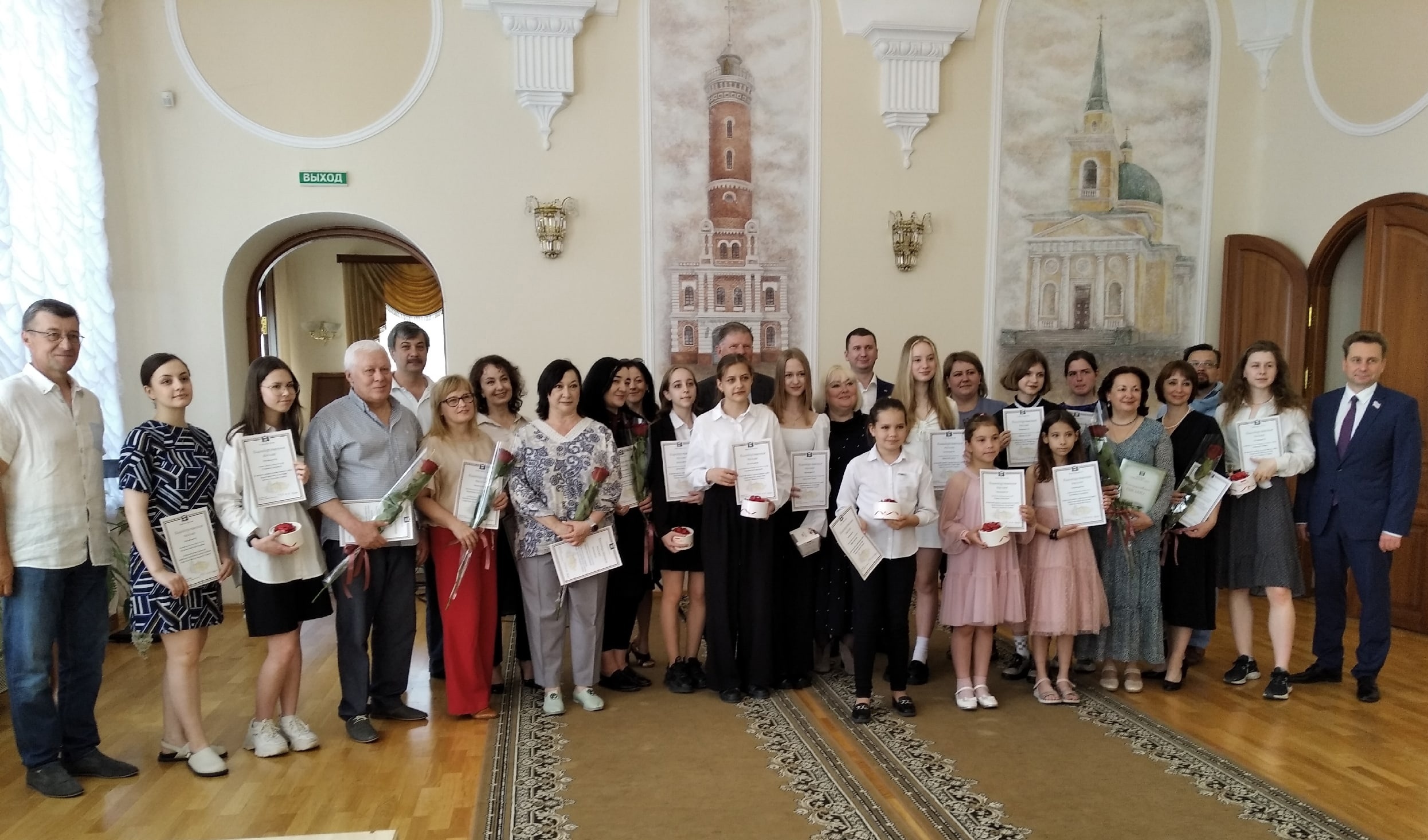 В Омском горсовете в День защиты детей чествуют творчески одаренных детей и их наставников В Омском горсовете в День защиты детей чествуют творчески одаренных детей и их наставников