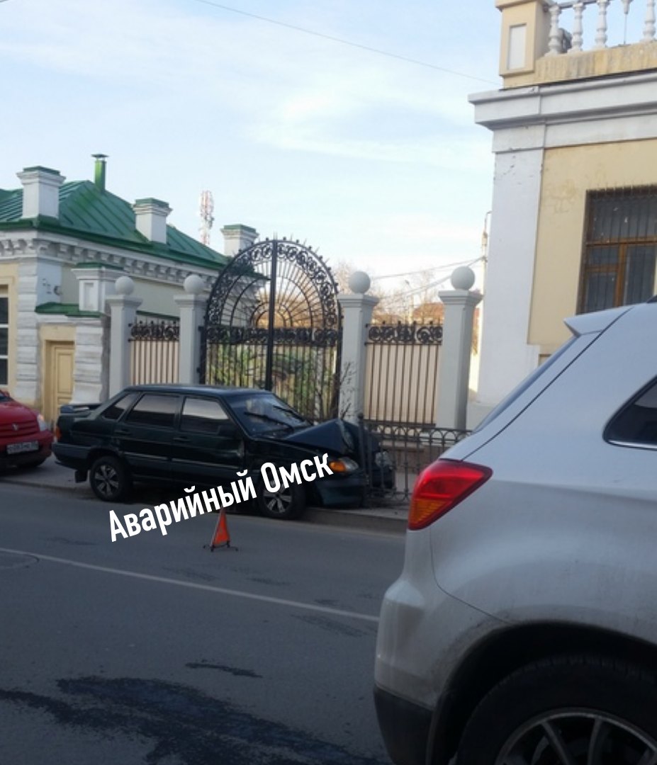 Омич жестко «припарковал» свою «Ладу» в забор на улице Ленина Омич жестко «припарковал» свою «Ладу» в забор на улице Ленина