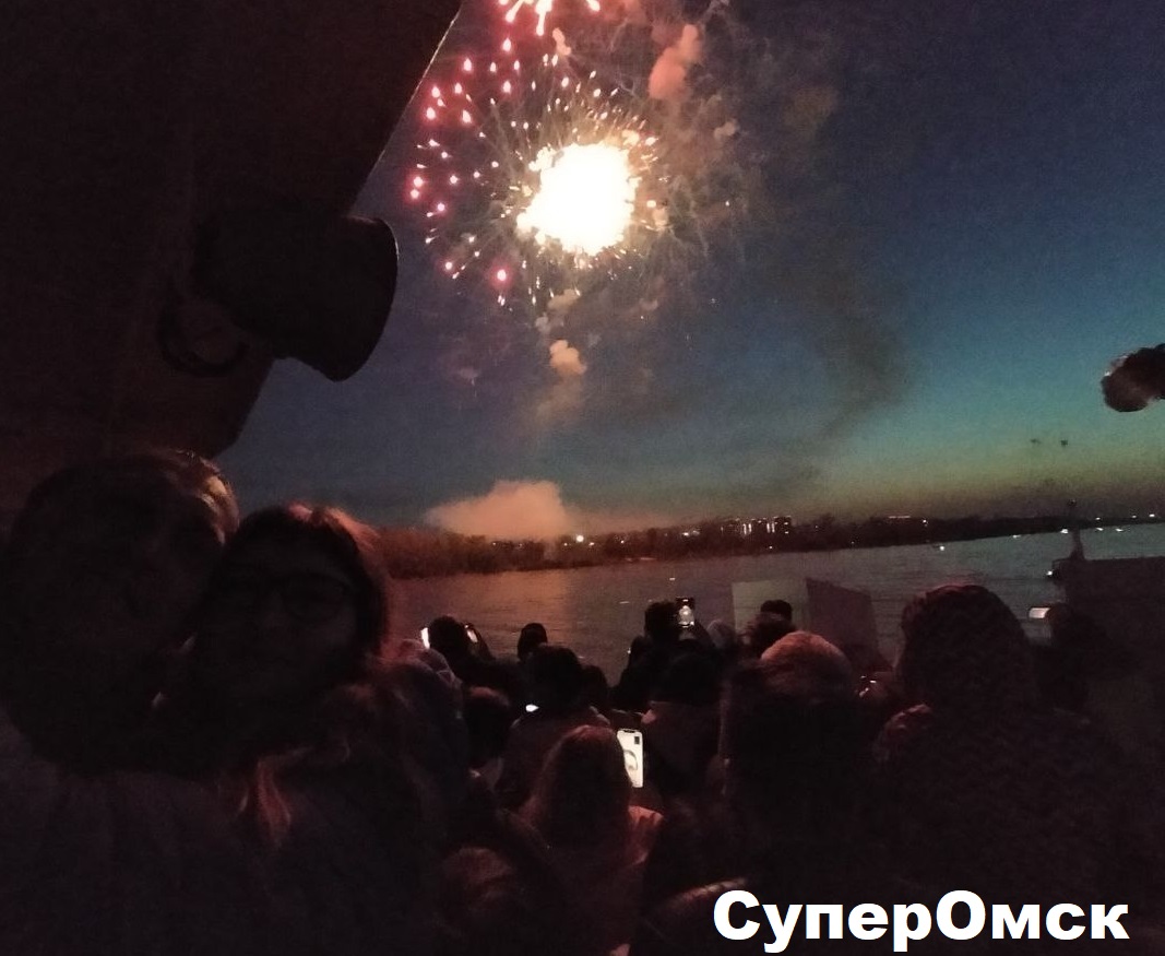 Салют на воде: как выглядел фейерверк с прогулочного теплохода в Омске Салют на воде: как выглядел фейерверк с прогулочного теплохода в Омске