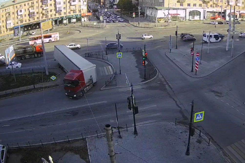 Дальнобойщик выявил проблему Ленинградского моста в Омске