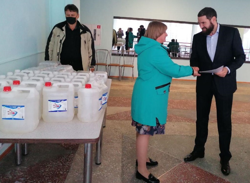 Перед началом учебного года депутат Дмитрий Павлов приобрел антисептики для школ в районах Омской области