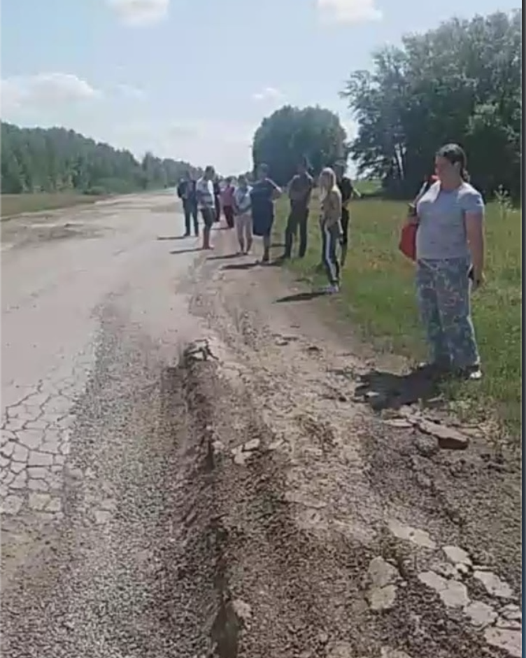 Чтобы проехать по дороге в Одесском районе, водители автобусов берут с собой доски Чтобы проехать по дороге в Одесском районе, водители автобусов берут с собой доски