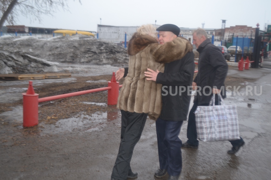 ФОТО ДНЯ: Олег Шишов, выйдя на свободу, попал в объятия жены (ЭКСКЛЮЗИВ) ФОТО ДНЯ: Олег Шишов, выйдя на свободу, попал в объятия жены (ЭКСКЛЮЗИВ)