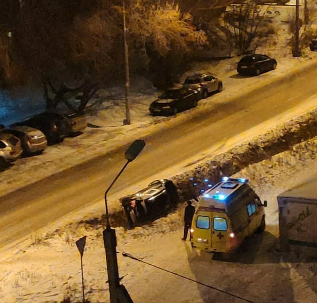 В Омске иномарку «погребла» канава – соцсети В Омске иномарку «погребла» канава – соцсети