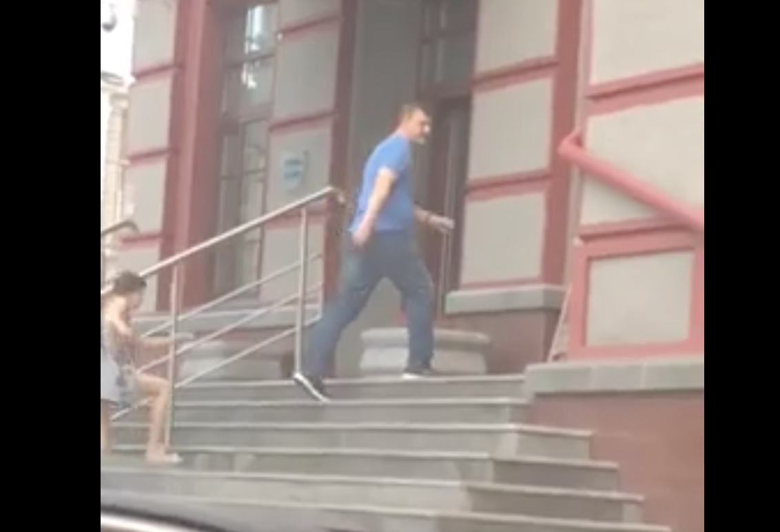 Похожий на охранника Навального провел досуг с омичкой в гостинице Похожий на охранника Навального провел досуг с омичкой в гостинице