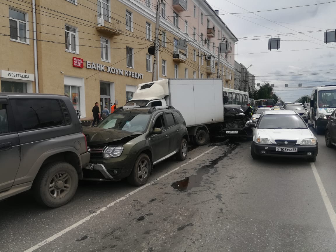 Вероятного владельца автобуса, попавшего в массовое ДТП в центре Омска, винят в нарушениях по отношению к водителям Вероятного владельца автобуса, попавшего в массовое ДТП в центре Омска, винят в нарушениях по отношению к водителям