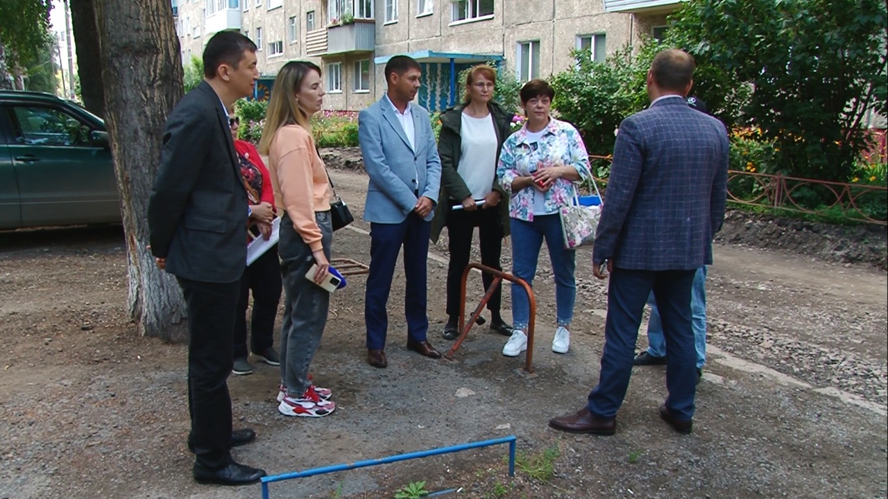 Депутат Дмитрий Сахань проинспектировал работы по благоустройству двора в Советском округе