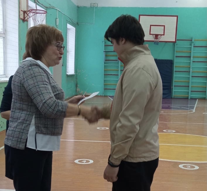 В школе № 27 наградили лучших юнармейцев В школе № 27 наградили лучших юнармейцев
