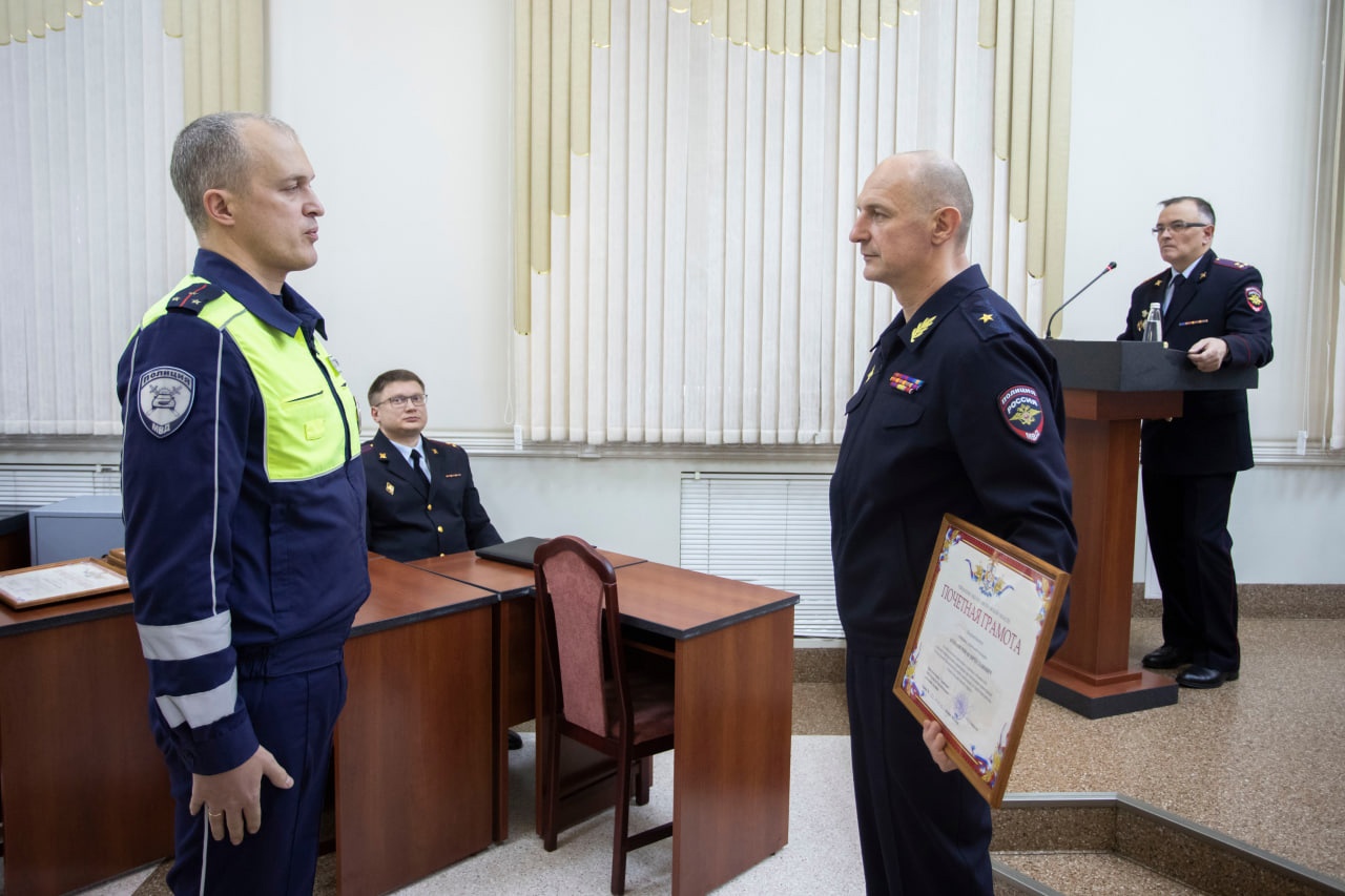 Начальник УМВД России по Омской области Крючков наградил отличившихся полицейских