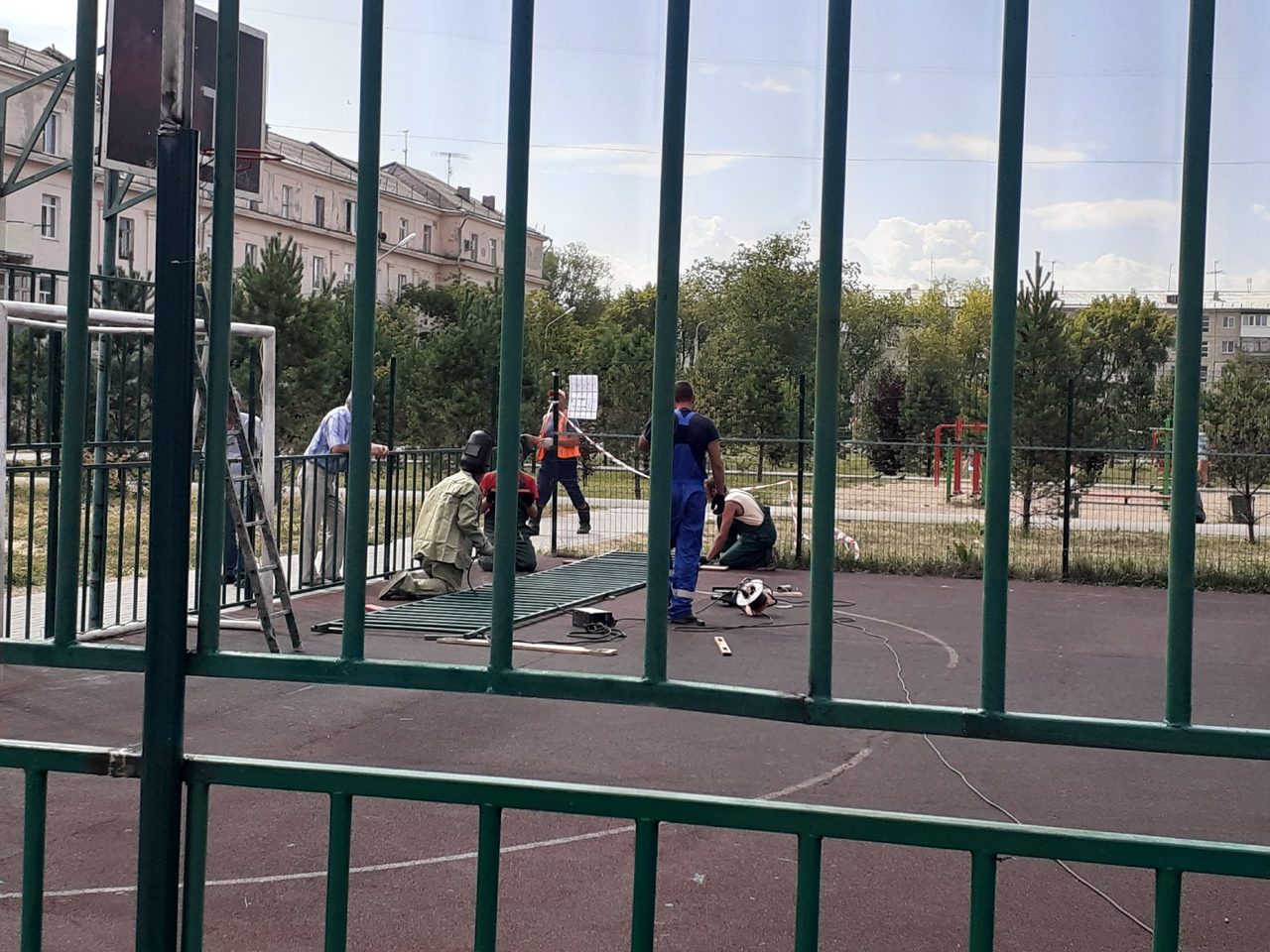 В сквере на окраине Омска реконструируют спортивную площадку В сквере на окраине Омска реконструируют спортивную площадку