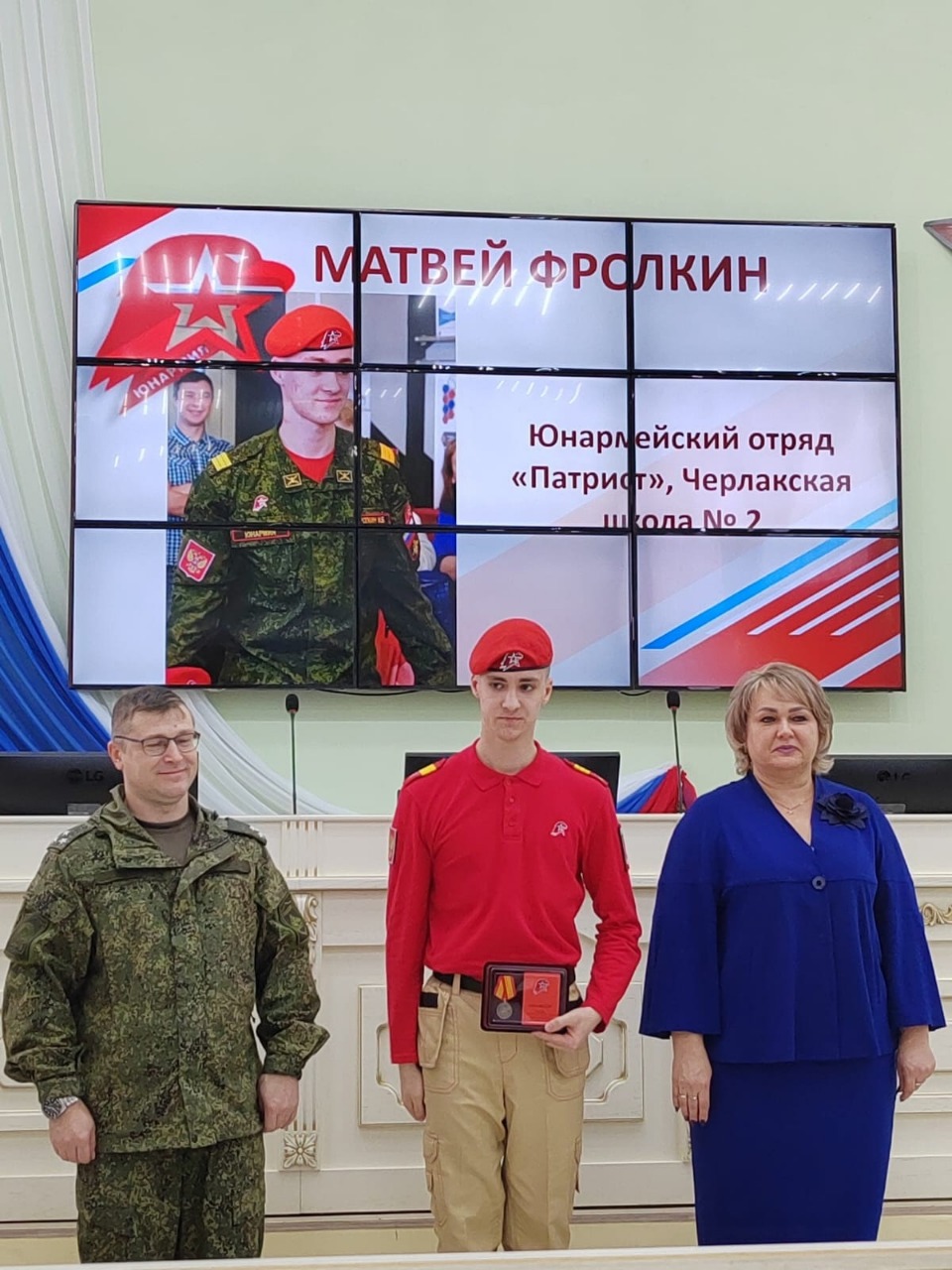 Военнослужащие вручили омским школьникам медали