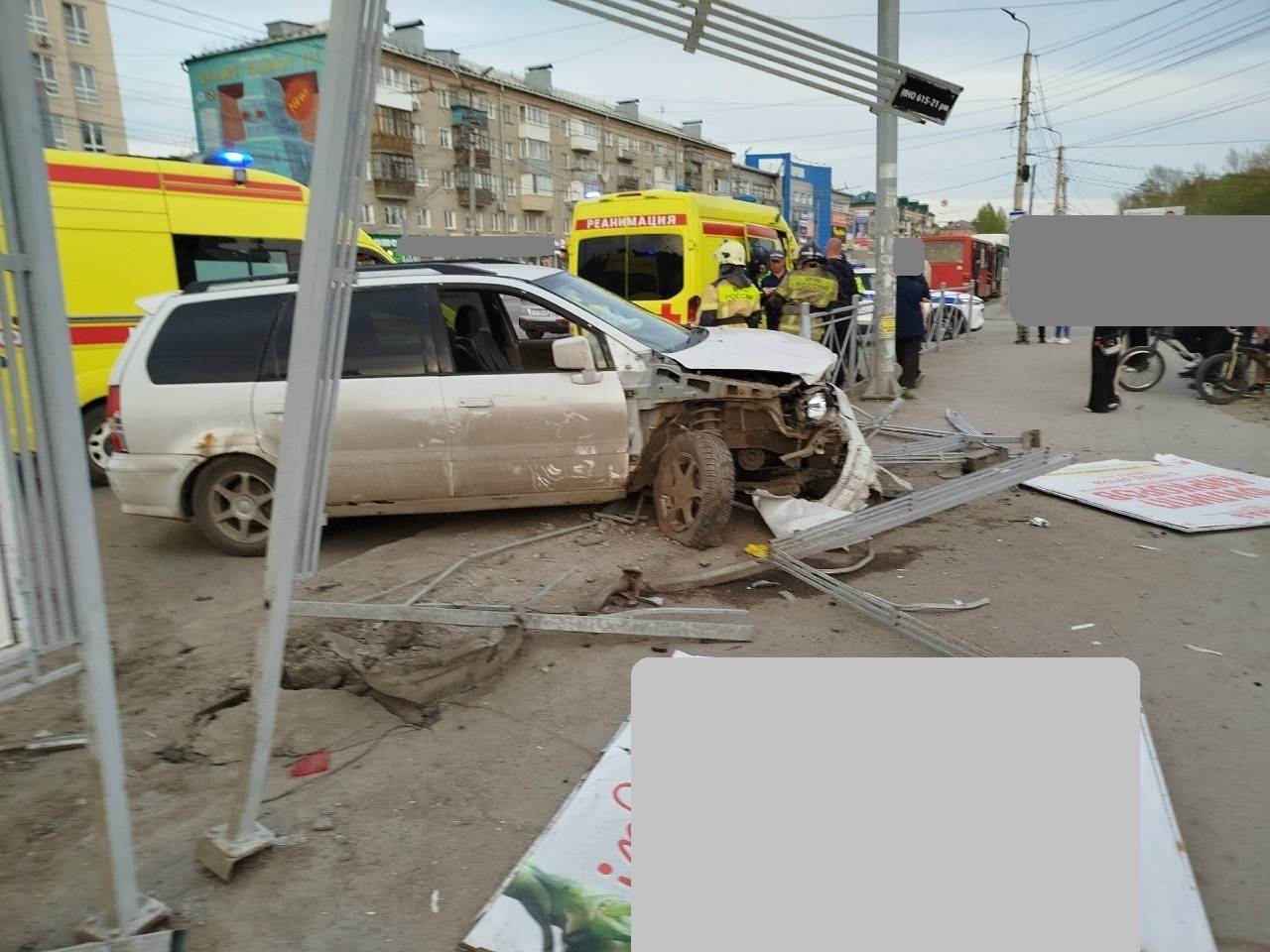 В Омске машина в жутком ДТП снесла забор у автобусной остановки: фото