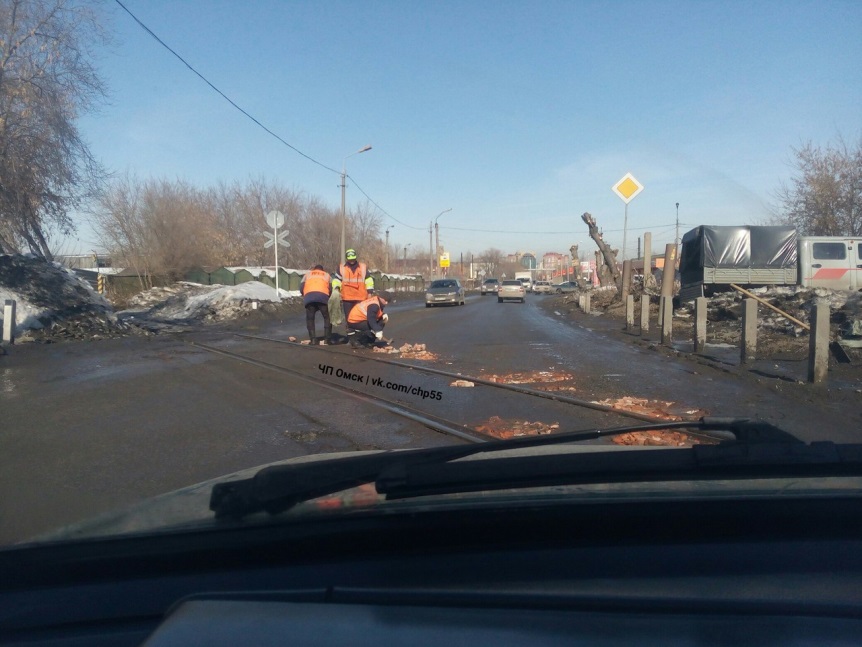 Омские дорожники приступили к весенней укладке кирпичей в ямы