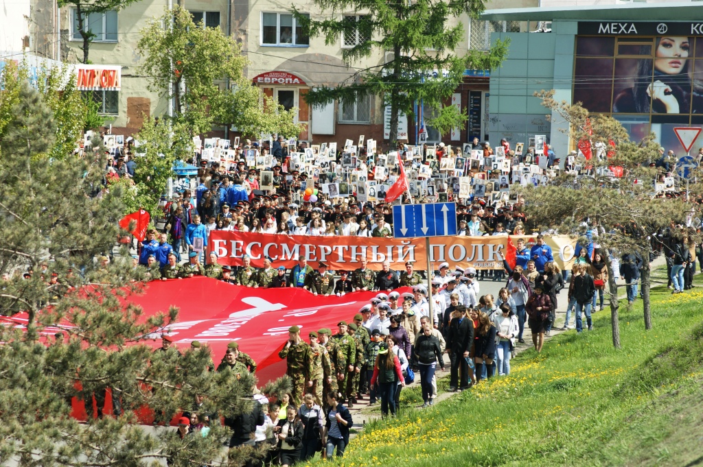 Десятки тысяч омичей встали в «Бессмертный полк» с фотографиями отцов, дедов и прадедов Десятки тысяч омичей встали в «Бессмертный полк» с фотографиями отцов, дедов и прадедов