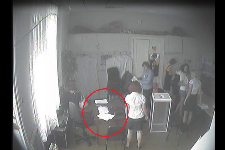 СКАНДАЛ: В Омске зафиксирован вброс бюллетеней на праймериз 2011 года (ВИДЕО) СКАНДАЛ: В Омске зафиксирован вброс бюллетеней на праймериз 2011 года (ВИДЕО)