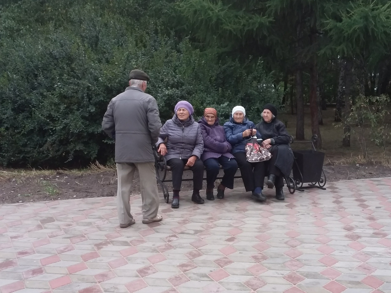 Омские депутаты приняли участие в открытии сквера Молодоженов Омские депутаты приняли участие в открытии сквера Молодоженов
