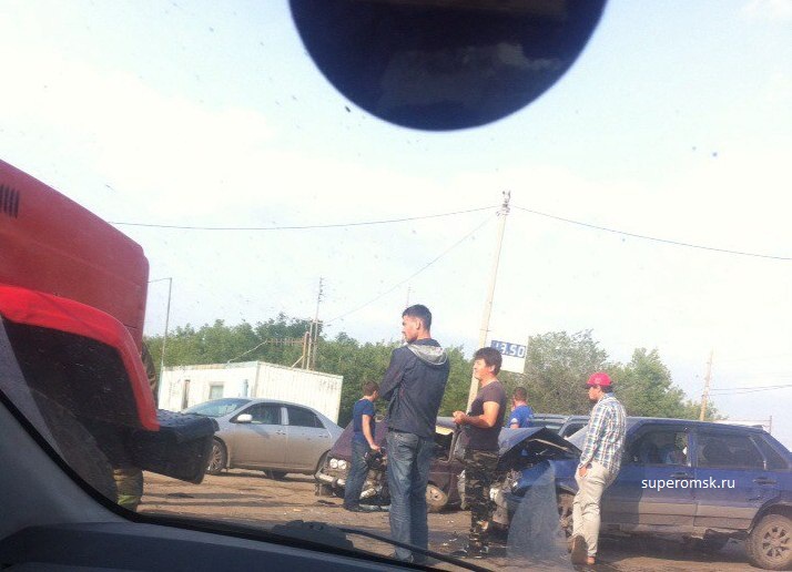В Омске на «телевизионке» расхлестались «Жигули» и «пятнашка» В Омске на «телевизионке» расхлестались «Жигули» и «пятнашка»