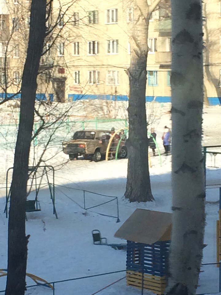 В Омске дети второй раз за месяц угнали одну и ту же машину В Омске дети второй раз за месяц угнали одну и ту же машину