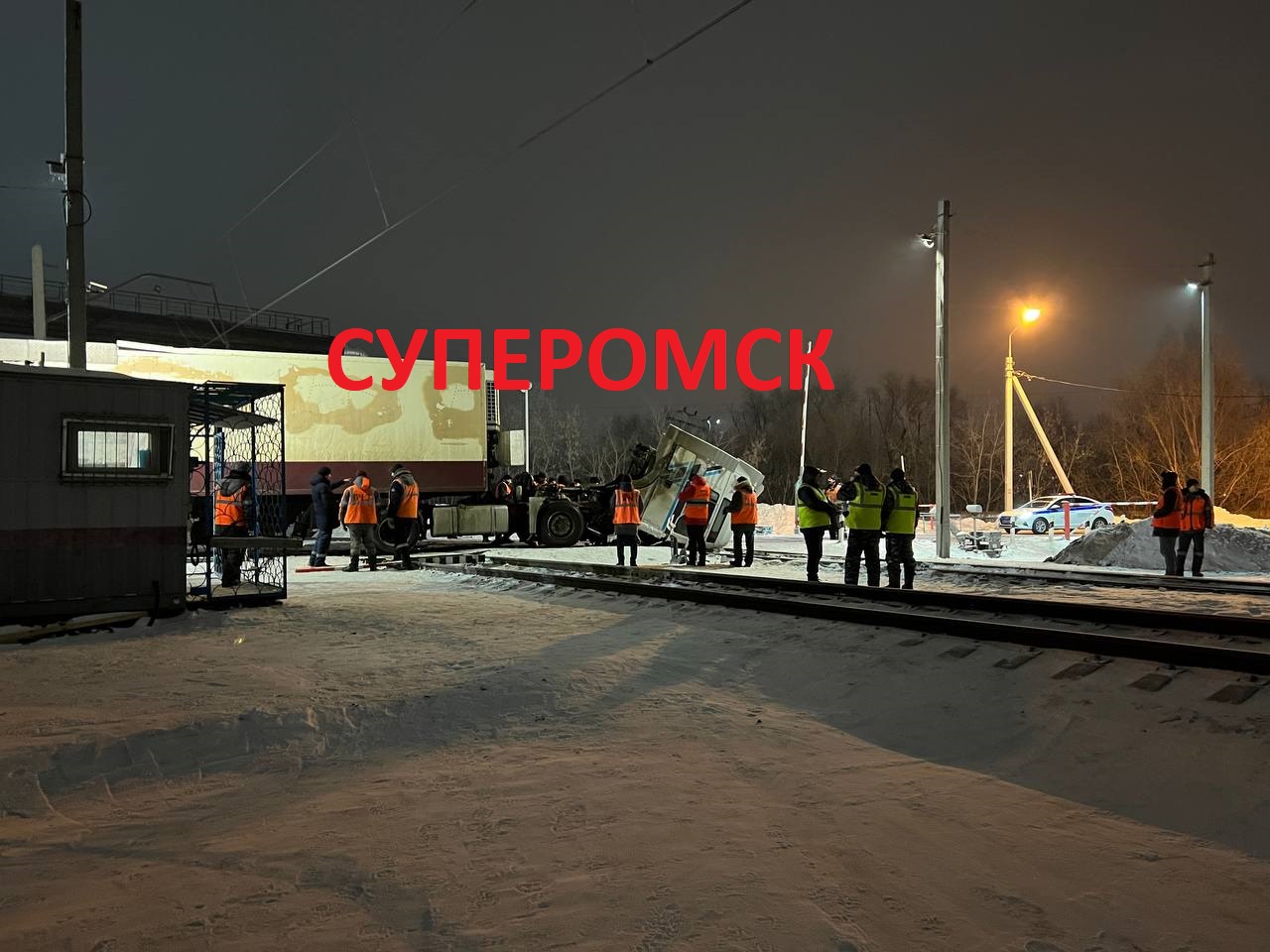 На Барабинской в Омске фура влетела в отбойник и перекрыла ж/д пути