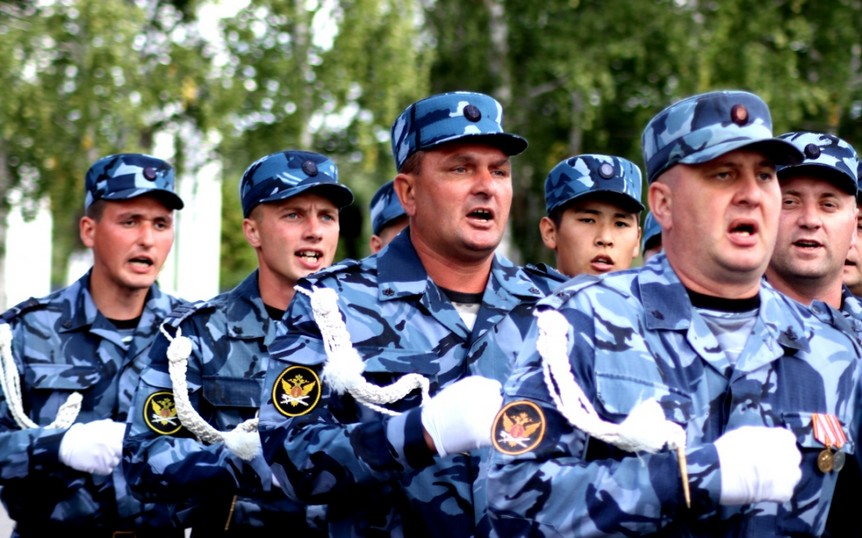 Генерал Корючин посвятил смотр строя и песни омского УФСИНа российскому флагу Генерал Корючин посвятил смотр строя и песни омского УФСИНа российскому флагу