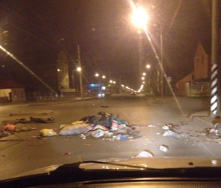 На улице Орджоникидзе на проезжей части ночью появилась гора мусора На улице Орджоникидзе на проезжей части ночью появилась гора мусора