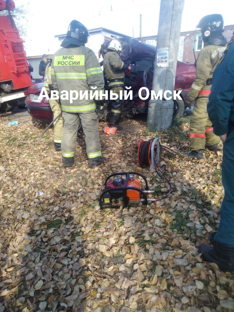 В Омске водитель «Тойоты» влетел в столб и погиб на месте